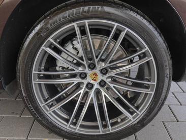 Porsche Macan Turbo — photo 25