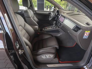 Porsche Macan Turbo — photo 29