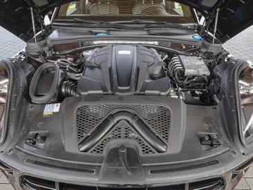 Porsche Macan Turbo — photo 30