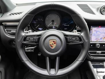 Porsche Macan S — photo 17