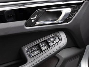 Porsche Macan S — photo 22