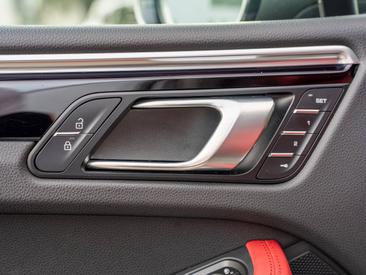 Porsche Macan S — photo 23