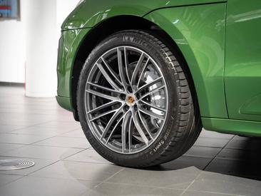 Porsche Macan Turbo — photo 10