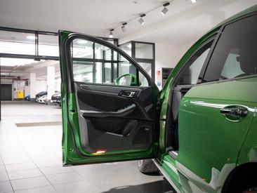 Porsche Macan Turbo — photo 12