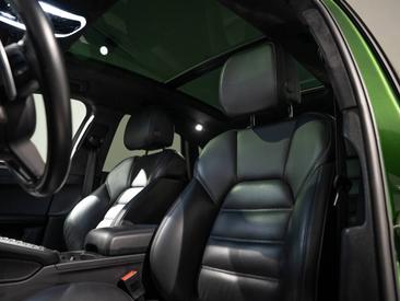 Porsche Macan Turbo — photo 14