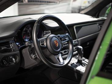 Porsche Macan Turbo — photo 15