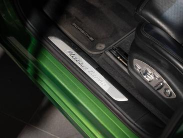Porsche Macan Turbo — photo 17