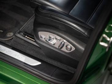Porsche Macan Turbo — photo 18