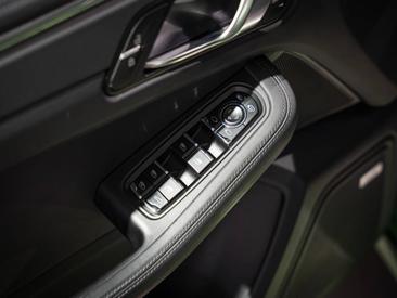 Porsche Macan Turbo — photo 19