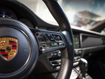Porsche Macan Turbo — photo 21