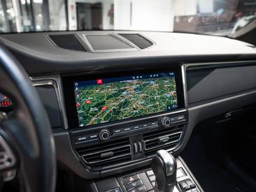 Porsche Macan Turbo — photo 24