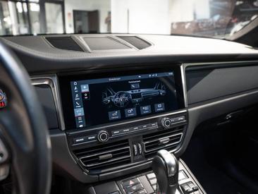 Porsche Macan Turbo — photo 25