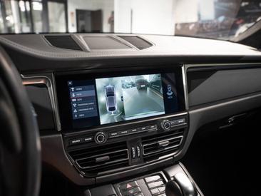 Porsche Macan Turbo — photo 26