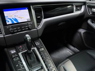 Porsche Macan S — photo 19