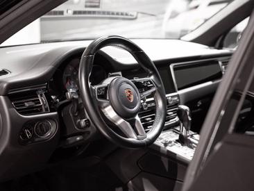 Porsche Macan S — photo 13