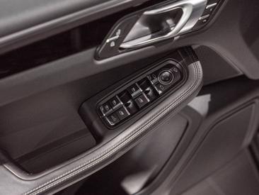 Porsche Macan S — photo 19
