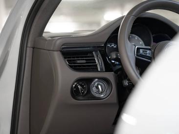 Porsche Macan S — photo 22