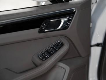 Porsche Macan S — photo 24