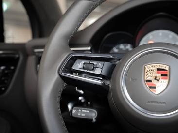 Porsche Macan S — photo 25