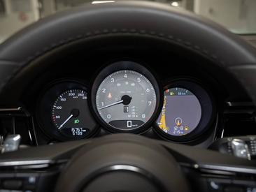 Porsche Macan S — photo 27