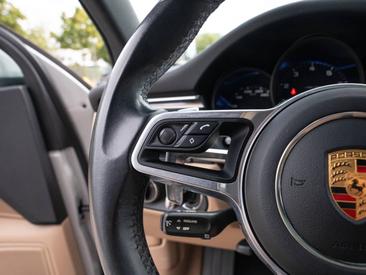 Porsche Macan — photo 27