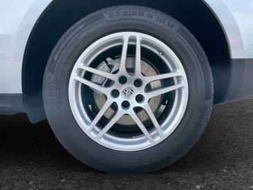 Porsche Macan S — photo 13