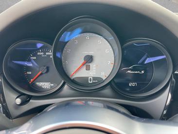 Porsche Macan S — photo 23