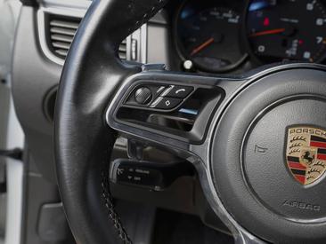Porsche Macan — photo 17