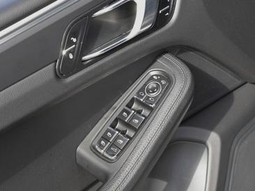 Porsche Macan — photo 22
