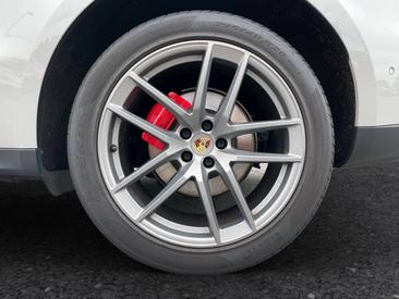 Porsche Macan S — photo 16