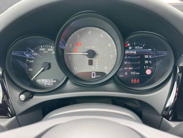 Porsche Macan S — photo 23