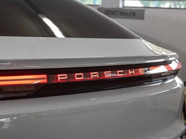 Porsche Cayenne E4 Coupé Electric — photo 9