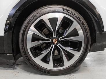 Porsche Cayenne E4 Coupé Electric — photo 10