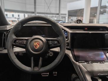 Porsche Cayenne E4 S Coupé Electric — photo 18