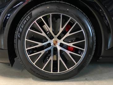Porsche Cayenne E4 S Electric — photo 8