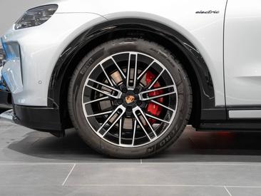 Porsche Cayenne E4 S Electric — photo 11