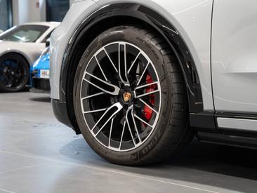 Porsche Cayenne E4 S Electric — photo 12