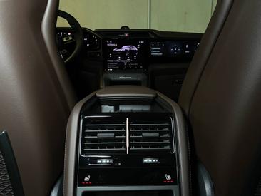 Porsche Cayenne E4 S Electric — photo 23