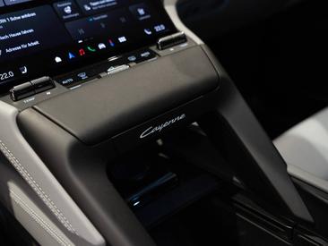 Porsche Cayenne E4 S Electric — photo 28