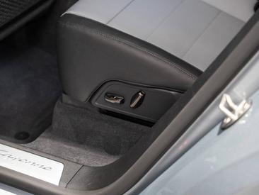 Porsche Cayenne E4 S Electric — photo 30