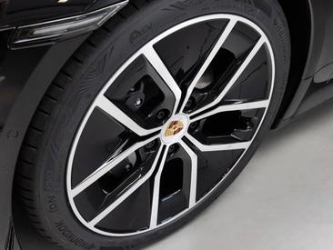 Porsche Taycan ph2 4 Black Edition — photo 32