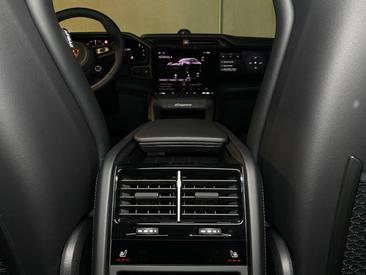 Porsche Cayenne E4 Coupé Electric — photo 24