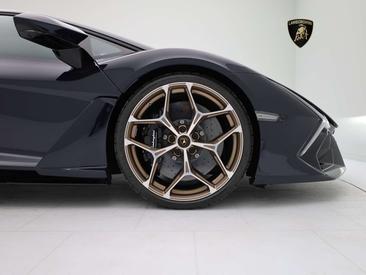 Lamborghini Revuelto — photo 9