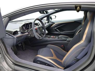 Lamborghini Revuelto — photo 10