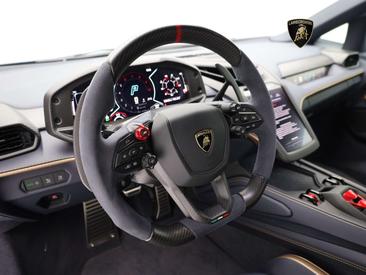 Lamborghini Revuelto — photo 11