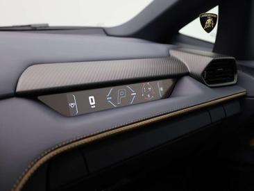 Lamborghini Revuelto — photo 17
