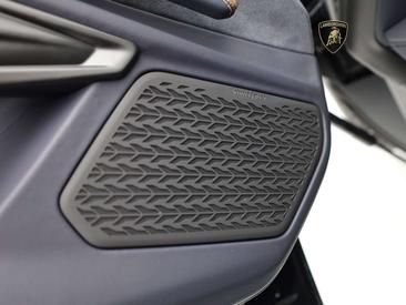 Lamborghini Revuelto — photo 18