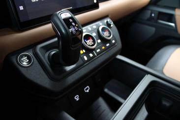 Land Rover Defender 110 D300 X-DYNAMIC AHK/PANO/MATRIX/22" Noir — photo 13