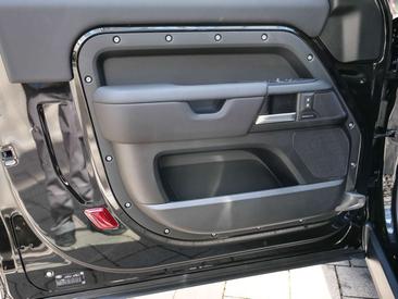 Land Rover Defender 90 D250 3.0 X-Dynamic SE AHK LM LUFT — photo 17
