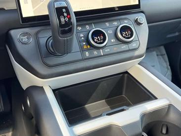 Land Rover Defender 90 S 3.0 D200 — photo 11